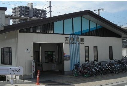 近くの天神川駅まで720m(徒歩9分)