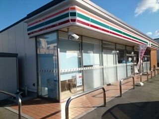 近くのコンビニまで260m（徒歩4分）
