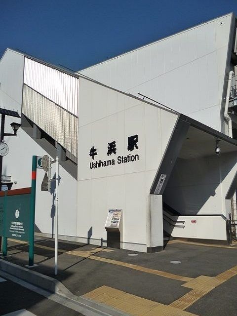 近くの牛浜駅西口まで460m(徒歩6分)