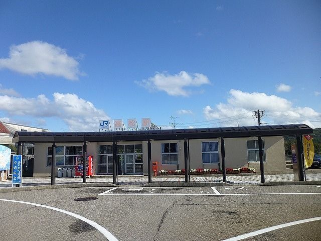 近くの高松駅まで2,240m(徒歩28分)