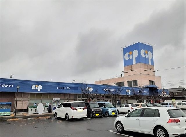 近くのコープががわ郡家店まで1,400m（徒歩18分）