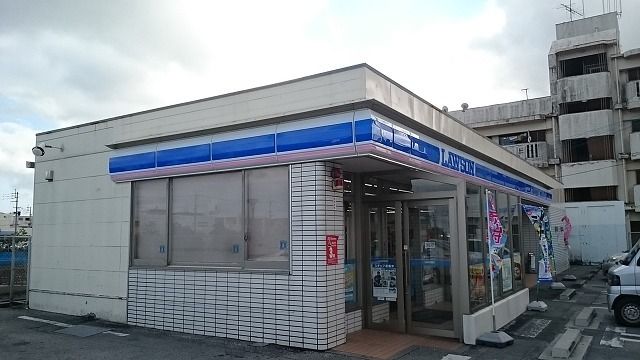 近くのローソンシーサイド与那原店まで350m(徒歩5分)
