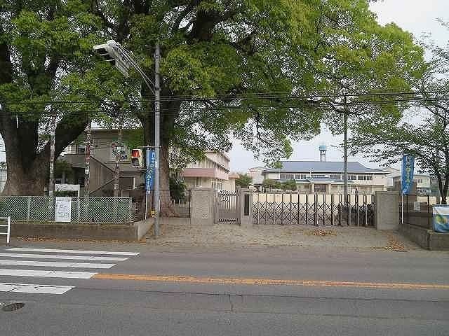 近くの小学校まで750m（徒歩10分）
