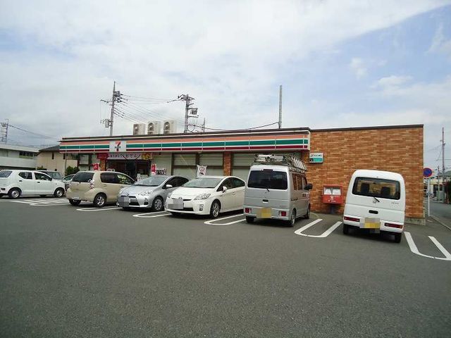 近くのコンビニまで300m（徒歩4分）