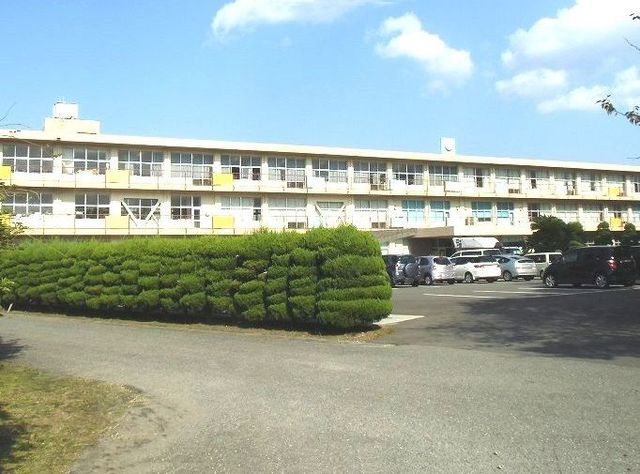 近くの吉富中学校まで480m(徒歩6分)