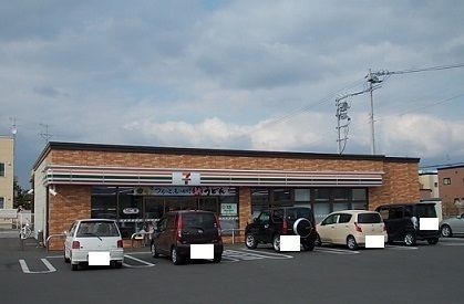 近くのコンビニまで650m（徒歩9分）