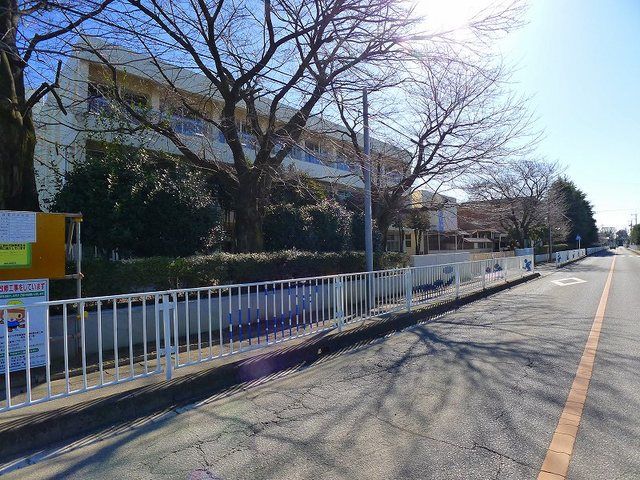 近くの館林市立第十小学校まで1,000m(徒歩13分)