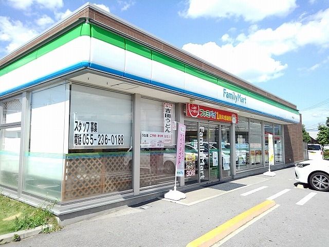 近くのファミリーマート甲府住吉店まで700m（徒歩9分）