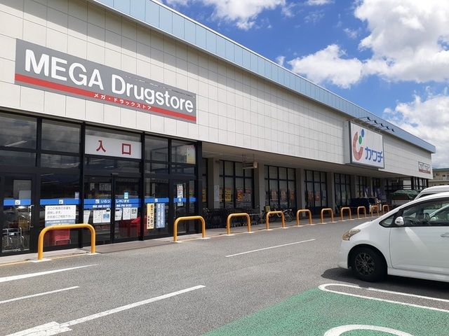 近くのカワチ薬品小瀬店まで600m（徒歩8分）