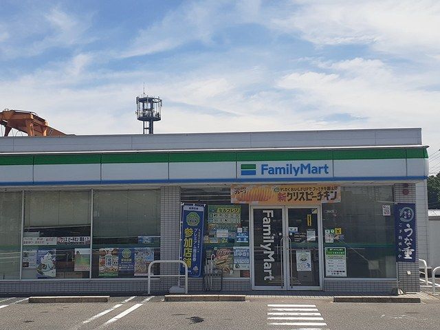 近くのファミリーマートまで10m（徒歩1分）