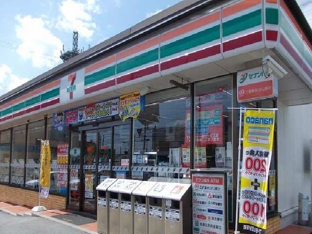 近くのセブンイレブン八百富町店まで350m（徒歩5分）
