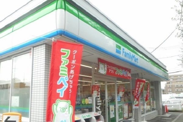 近くのファミリーマートまで220m(徒歩3分)