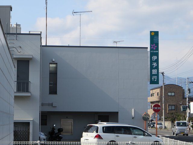 近くの伊予銀行小松支店様まで150m（徒歩2分）