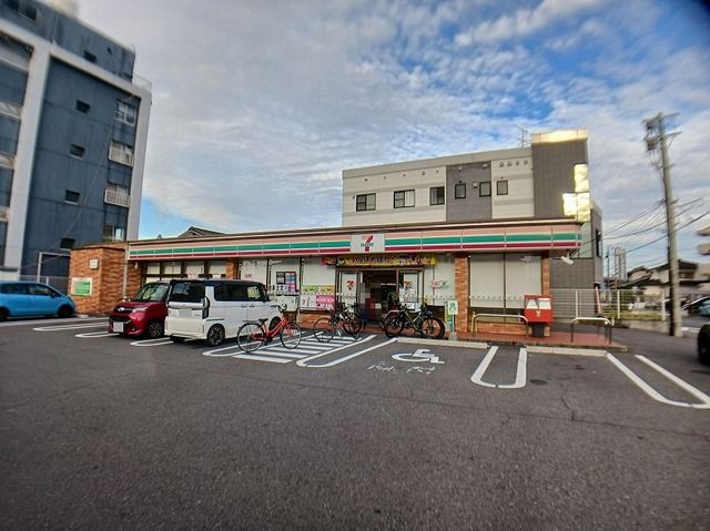 近くのセブンイレブン　花津留店まで190m（徒歩3分）