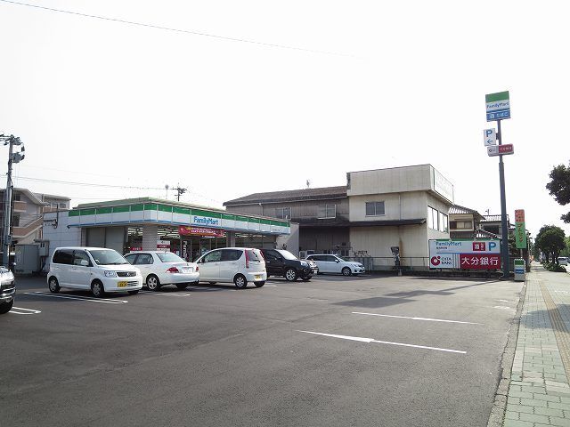 近くのファミリーマートまで600m（徒歩8分）