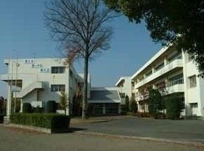 近くの西中学校まで800m(徒歩10分)