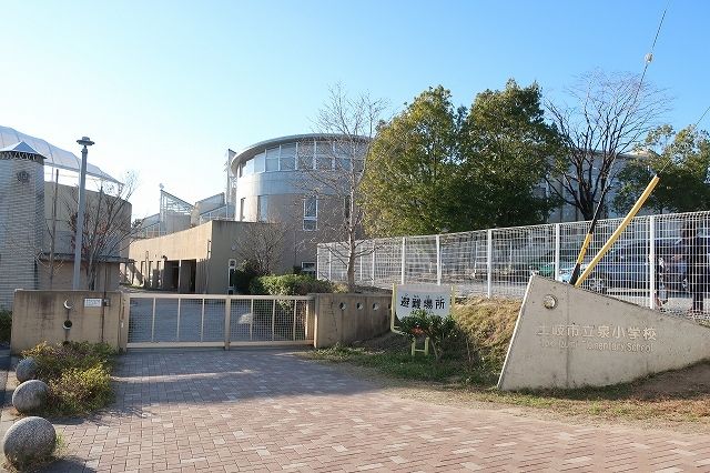 近くの泉小学校まで400m(徒歩5分)