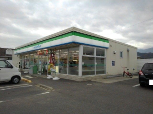 近くのコンビニまで550m（徒歩7分）