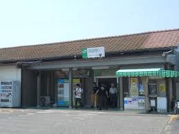 近くの岡部駅まで400m（徒歩5分）