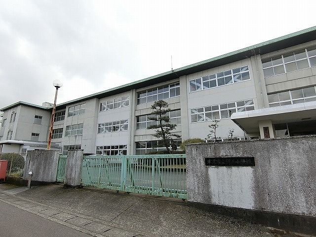 近くの弾正小学校まで700m(徒歩9分)