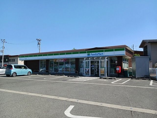 近くのファミリーマート長井中道店まで500m(徒歩7分)
