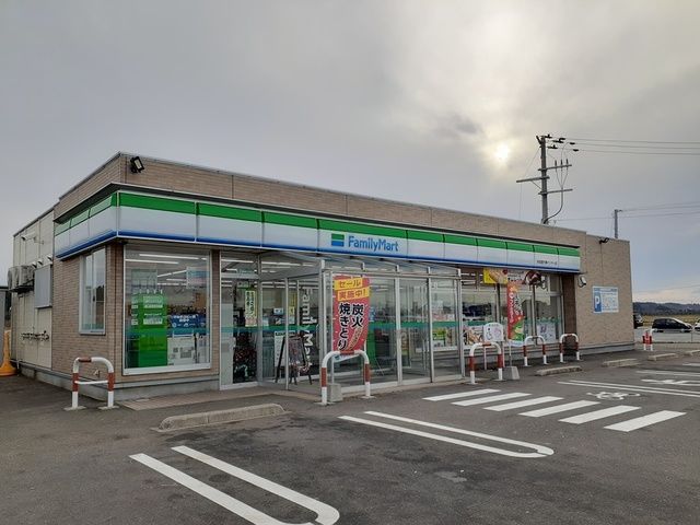 近くのファミリーマート能代東インターまで942m（徒歩12分）