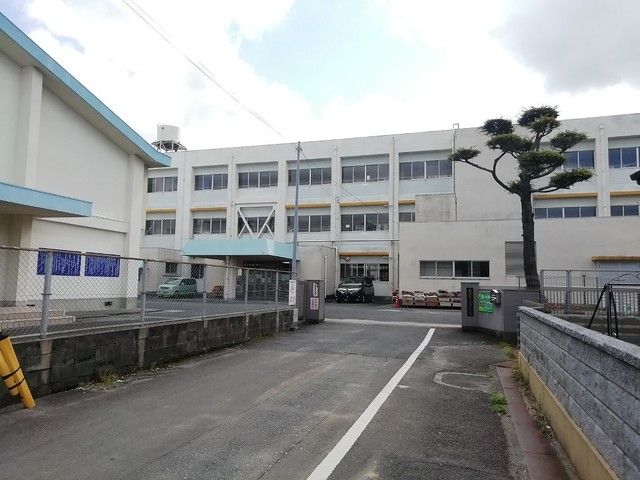 近くの浅川小学校まで950m（徒歩12分）