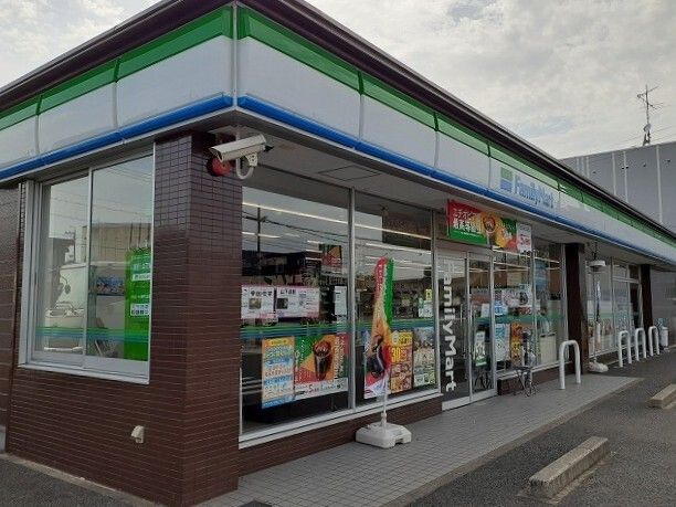 近くのファミリーマートまで350m（徒歩5分）