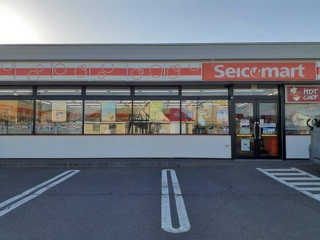 近くのセイコーマート千歳稲穂店まで300m(徒歩4分)