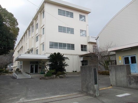 近くの黒崎小学校まで600m（徒歩8分）