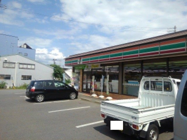 近くのセブンイレブン安茂里駅西店まで1,000m（徒歩13分）
