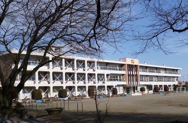 近くの長田小学校まで590m(徒歩8分)