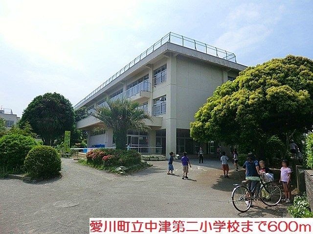 近くの中津第二小学校まで600m（徒歩8分）