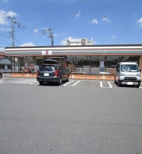 近くのコンビニまで240m（徒歩3分）