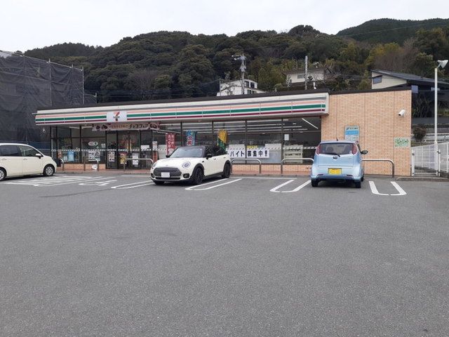 近くのコンビニまで650m（徒歩9分）