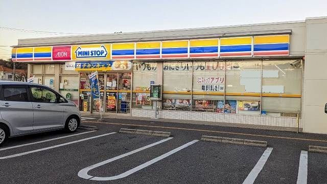 近くのコンビニまで550m（徒歩7分）