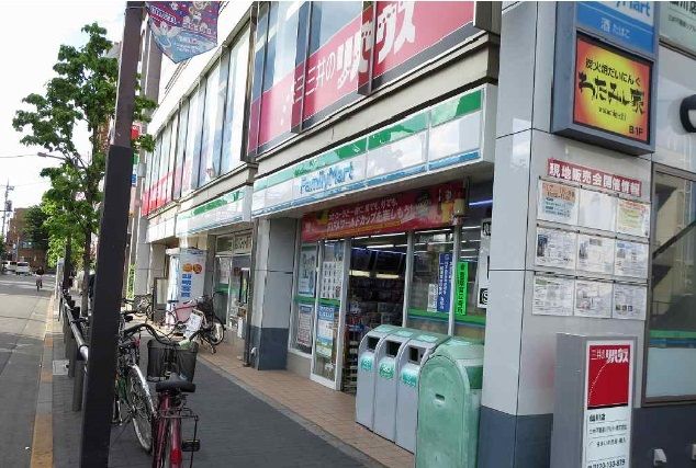 近くのファミリーマートまで1,000m(徒歩13分)