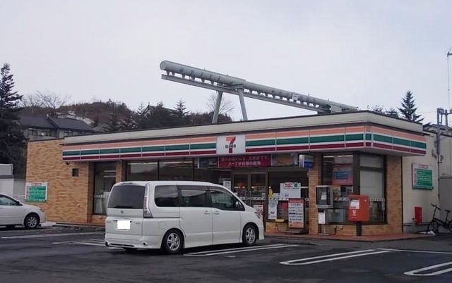 近くのコンビニまで850m（徒歩11分）