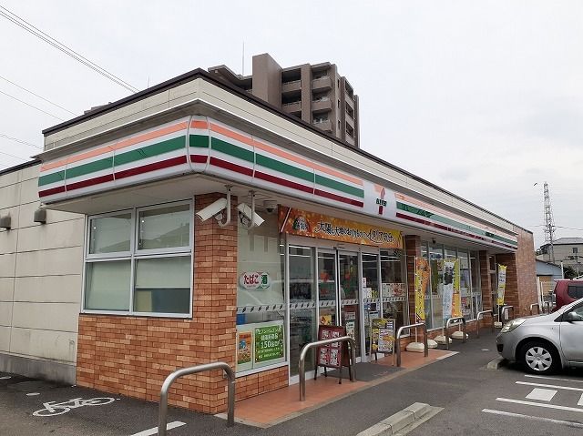 近くのセブンイレブンまで950m（徒歩12分）