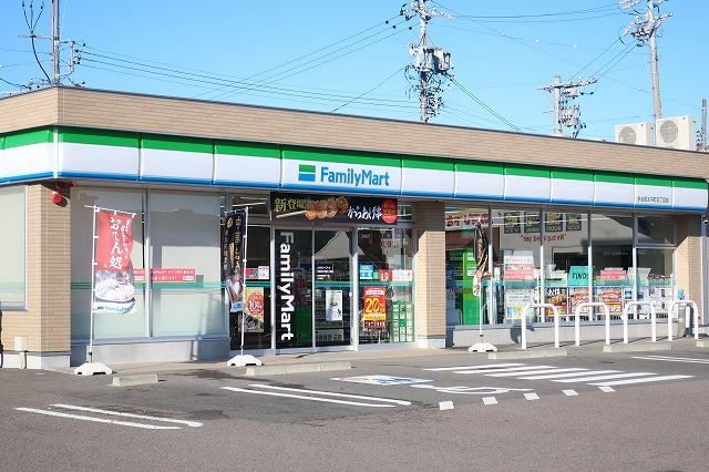 近くのファミリーマートまで210m(徒歩3分)