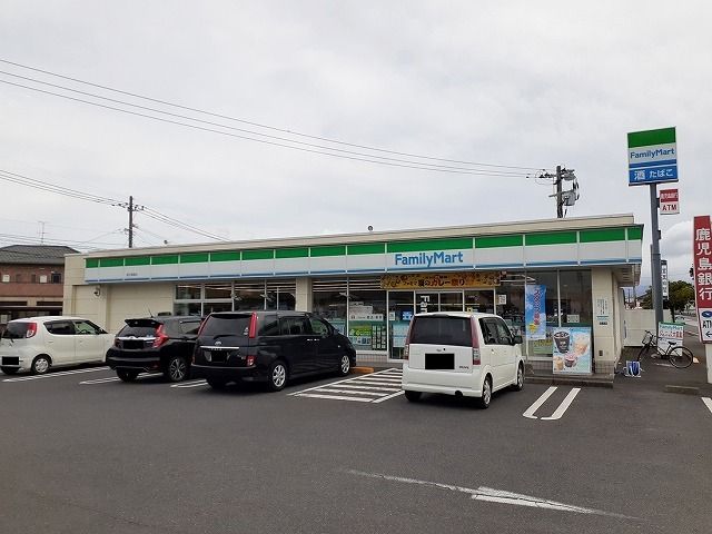 近くのファミリーマート国分福島店まで700m（徒歩9分）