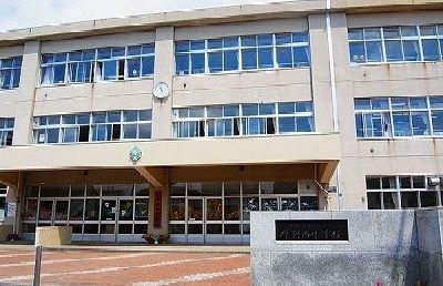 近くの厚別西小学校まで350m(徒歩5分)