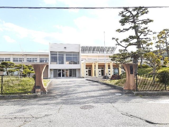 近くの東明小学校まで550m（徒歩7分）