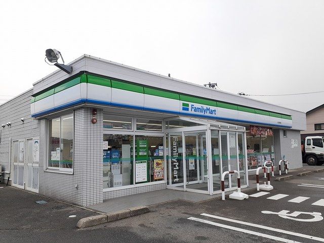 近くのファミリーマート潟上昭和店まで240m(徒歩3分)