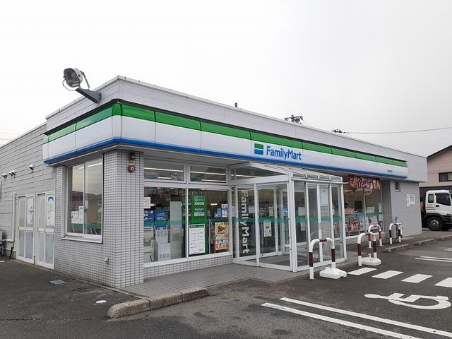 近くのファミリーマート潟上昭和店まで333m（徒歩5分）