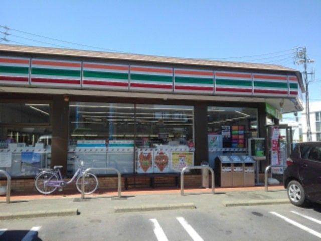 近くのセブンイレブン更埴市民体育館前まで500m（徒歩7分）