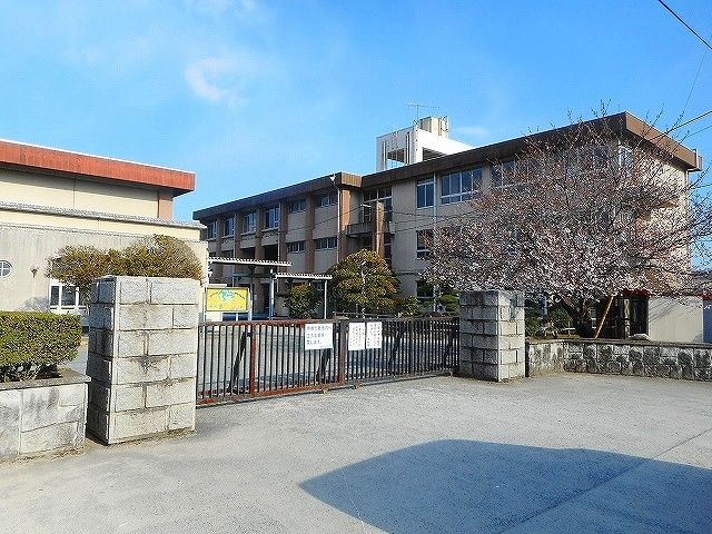 近くの福山市立御野小学校まで500m（徒歩7分）