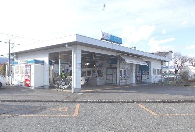近くの小田急線・富水駅まで1,060m（徒歩14分）