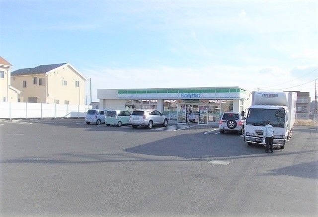 近くのファミリーマート新屋店まで550m（徒歩7分）