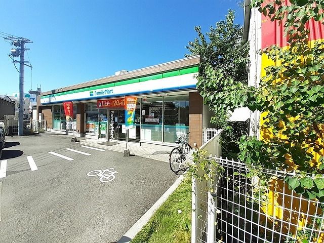 近くのファミリーマートまで500m(徒歩7分)